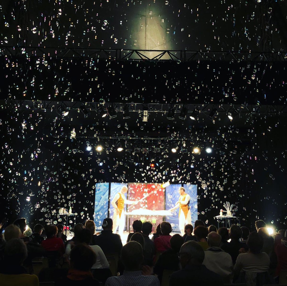 florian_valette's tweet photo. Superbe spectacle de bulles de savon. #theatre #privas #flaviac #bulles https://t.co/3XQZcayIG0