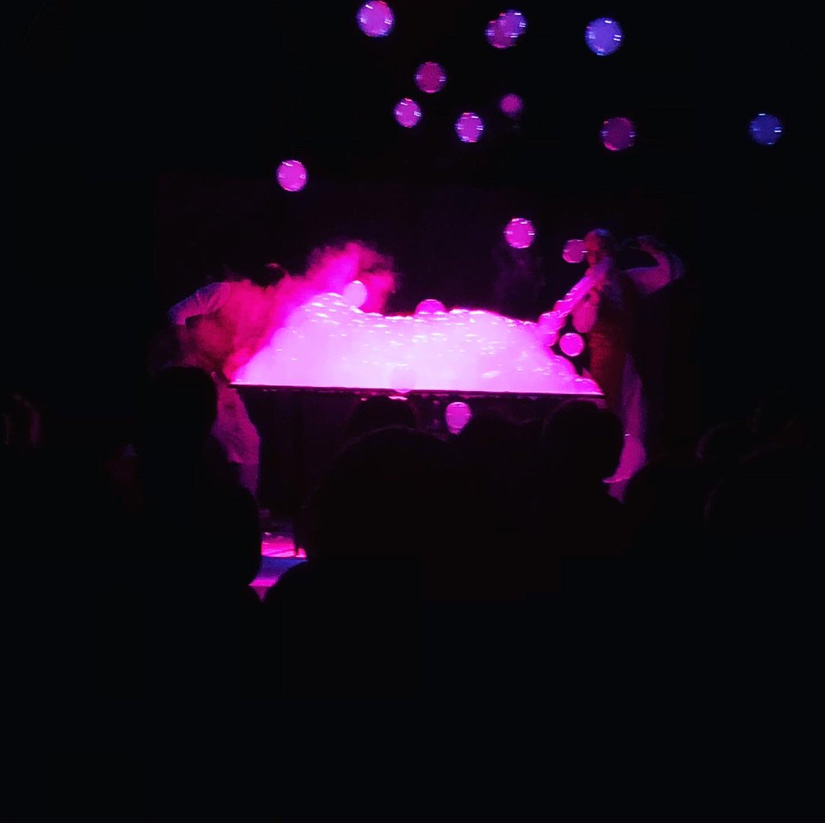 florian_valette's tweet photo. Superbe spectacle de bulles de savon. #theatre #privas #flaviac #bulles https://t.co/3XQZcayIG0