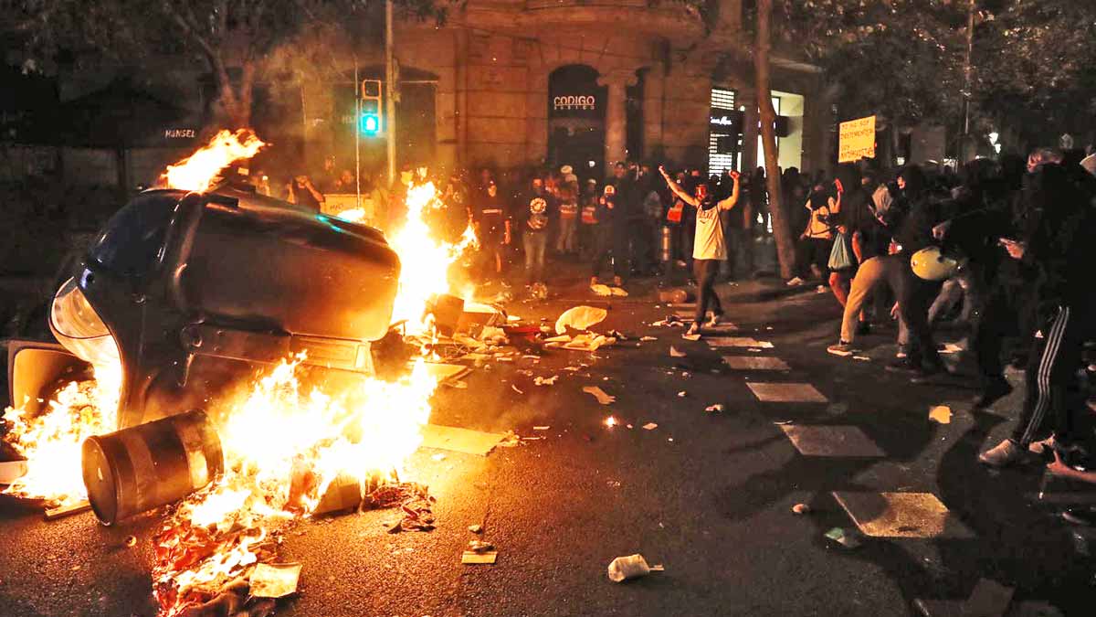 carlitos88p's tweet photo. No hay justificación ideológica ni moral para quemar coches, contenedores, árboles, saquear tiendas, romper pavimentos, tirar piedras, botellas, botes ácido, herir policías, periodistas
DELINCUENCIA TOLERANCIA CERO! #toquedequeda #155YA #166YA #TorraDimision #RecibiránSuMerecido https://t.co/tUax3pfxN2