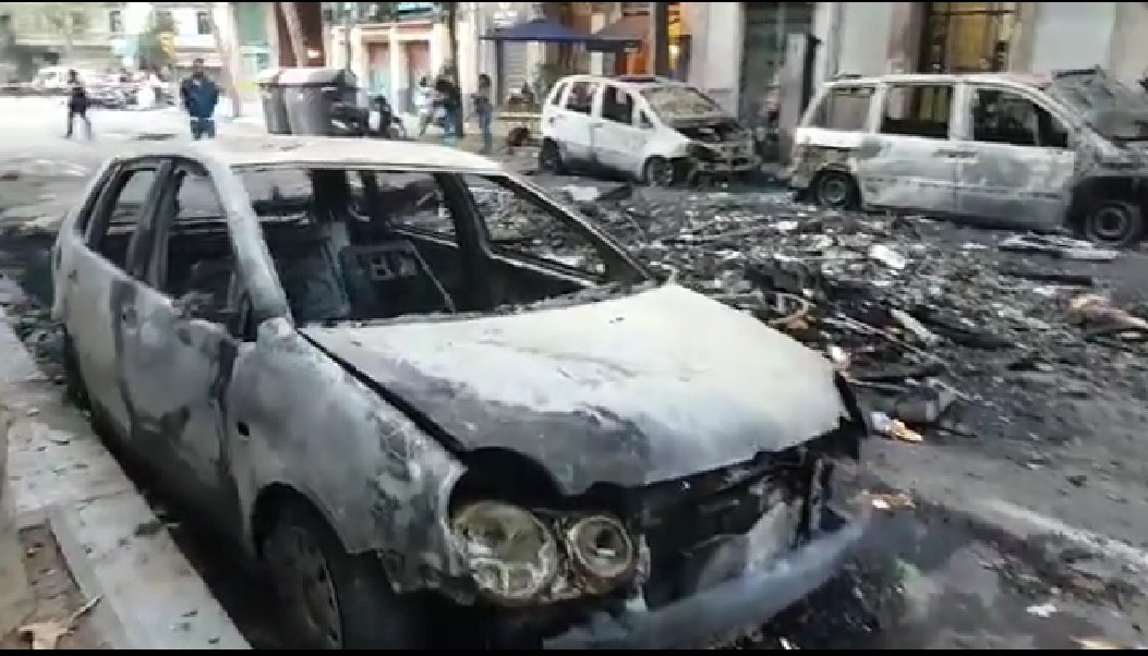 carlitos88p's tweet photo. No hay justificación ideológica ni moral para quemar coches, contenedores, árboles, saquear tiendas, romper pavimentos, tirar piedras, botellas, botes ácido, herir policías, periodistas
DELINCUENCIA TOLERANCIA CERO! #toquedequeda #155YA #166YA #TorraDimision #RecibiránSuMerecido https://t.co/tUax3pfxN2