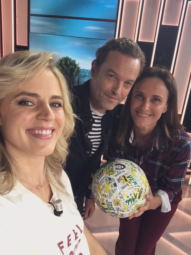 Claire_Arnoux's tweet photo. A tout à l’heure 13h 🚨🚨🚨 sur #beIN3 pour #salonVIP avec @patrickmille #comedien @beinsports_FR
Au programme: #foot #psg #benfica #liverpool #france #portugal
les chroniques de @pabanclara
#lecoach @parisivincent et @GuillaumeBats
et #poésie avec #relirearagon #theatre https://t.co/kl6hoybxvf