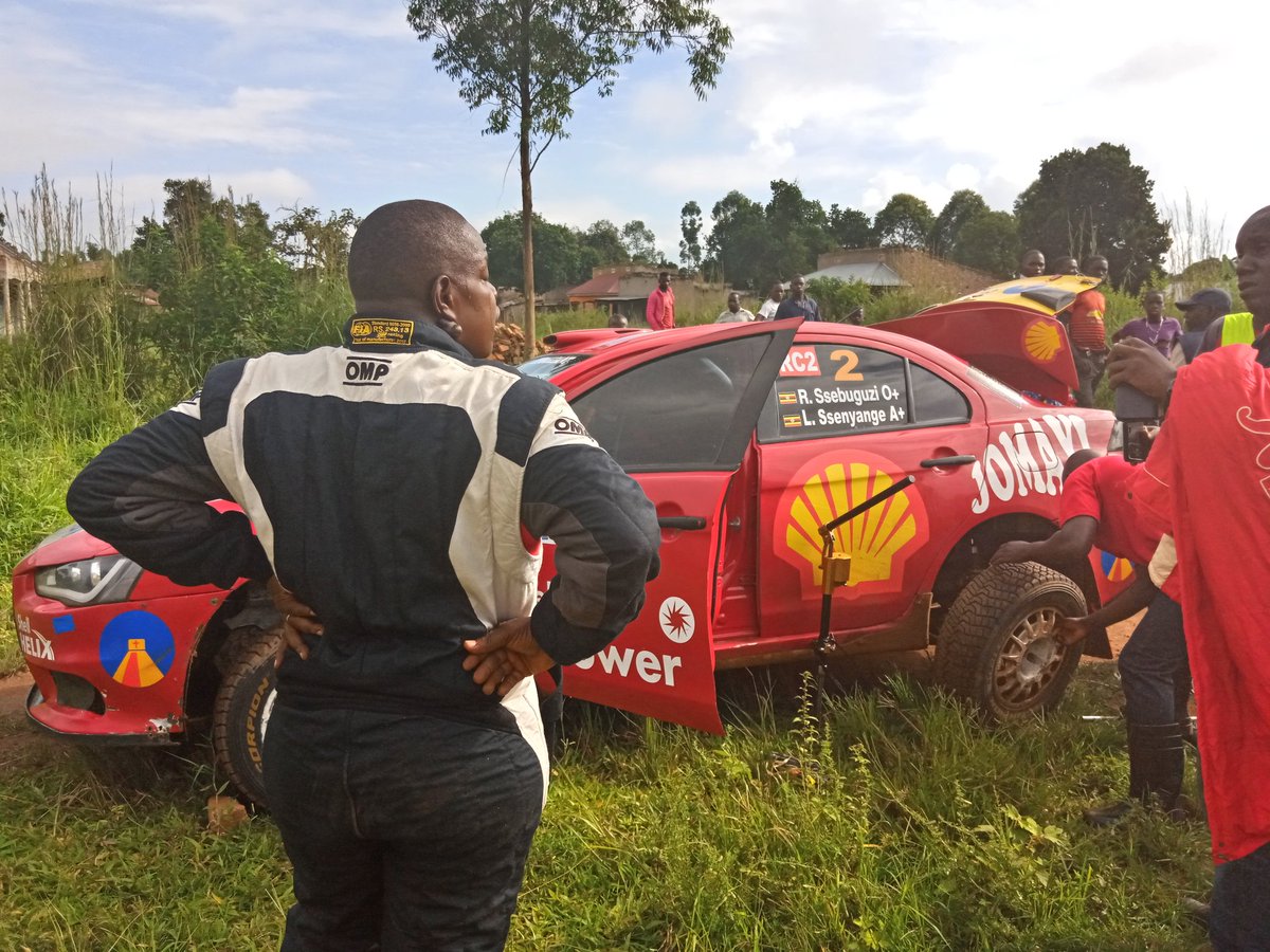 TeamSebuguzi's tweet photo. A tough ending to our Championship fight. Broken real shaft ends our visit to Hoima.
#KabalegaRally19
@LeonSolomon1 @VivoEnergyUg @CentenaryBank @RallyinAfrika https://t.co/2eJBRhekTk