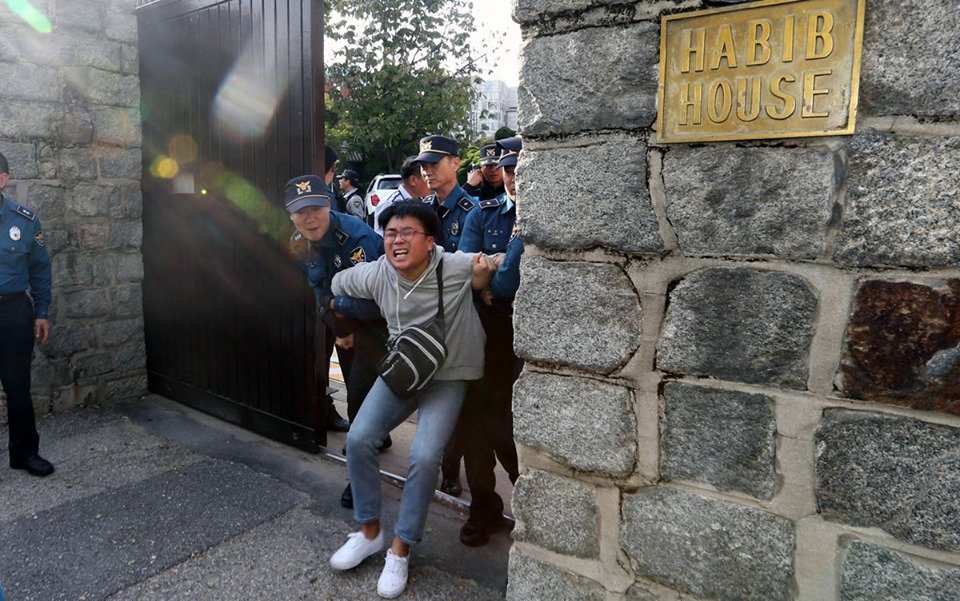 juche0071's tweet photo. Anti-imperialist south Korean students storm the Yank ambassador's residence in south Korea (our thanks to KFA Serbia for the pictures ) https://t.co/q4Q0U1cHjT