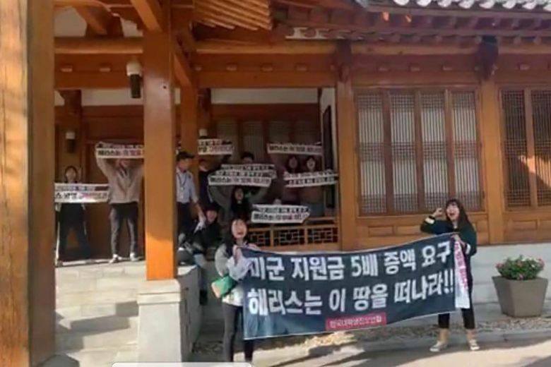 juche0071's tweet photo. Anti-imperialist south Korean students storm the Yank ambassador's residence in south Korea (our thanks to KFA Serbia for the pictures ) https://t.co/q4Q0U1cHjT