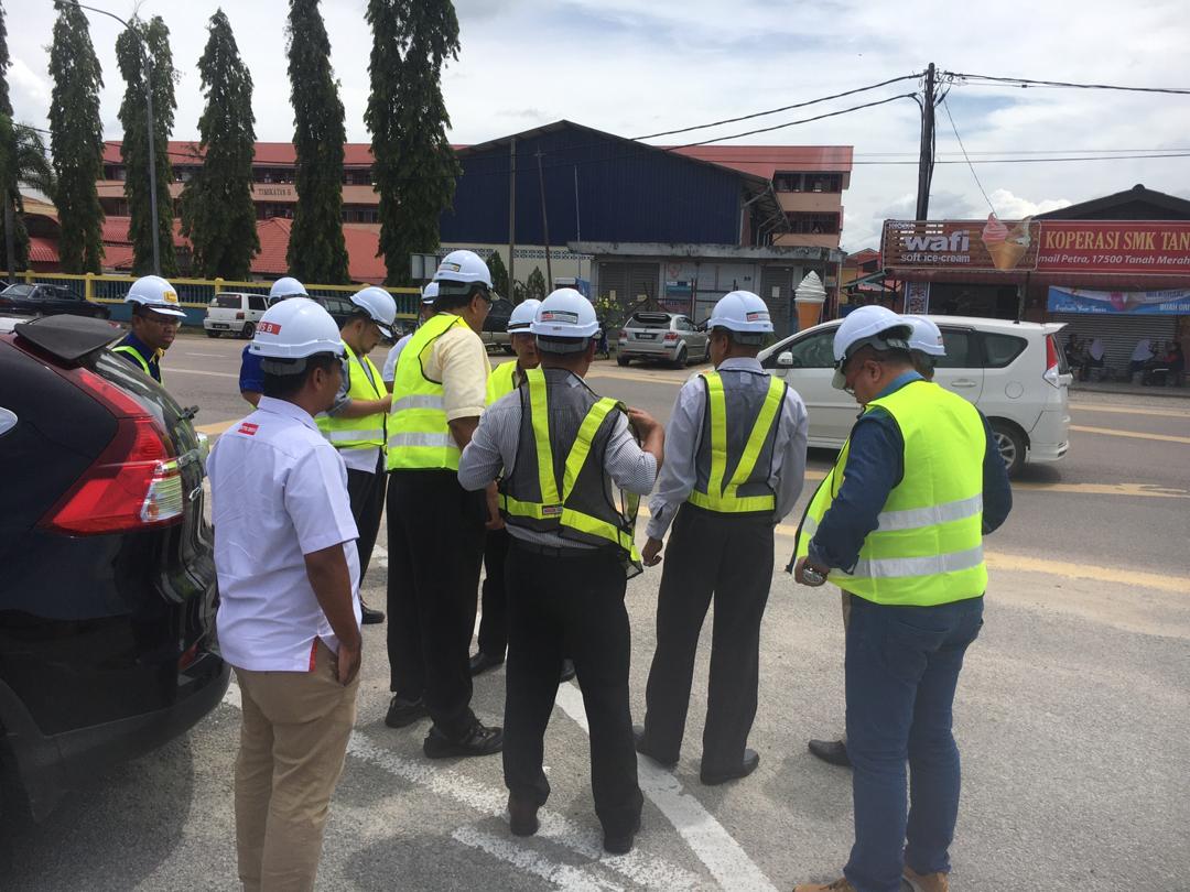 UPKZonTimur1's tweet photo. Lawatan kerja TKPKR Sektor Infra  Ir. Hj. @Zulakmal8, PKCJ Datuk Ir. @RuslanAbdAziz dan pasukan JKR ke Projek Membina Elevated T-Junction Tanah Merah bagi memantau pelaksanaan dan prestasi semasa projek.

@CawJalanJKR https://t.co/3rDHJ26uJE