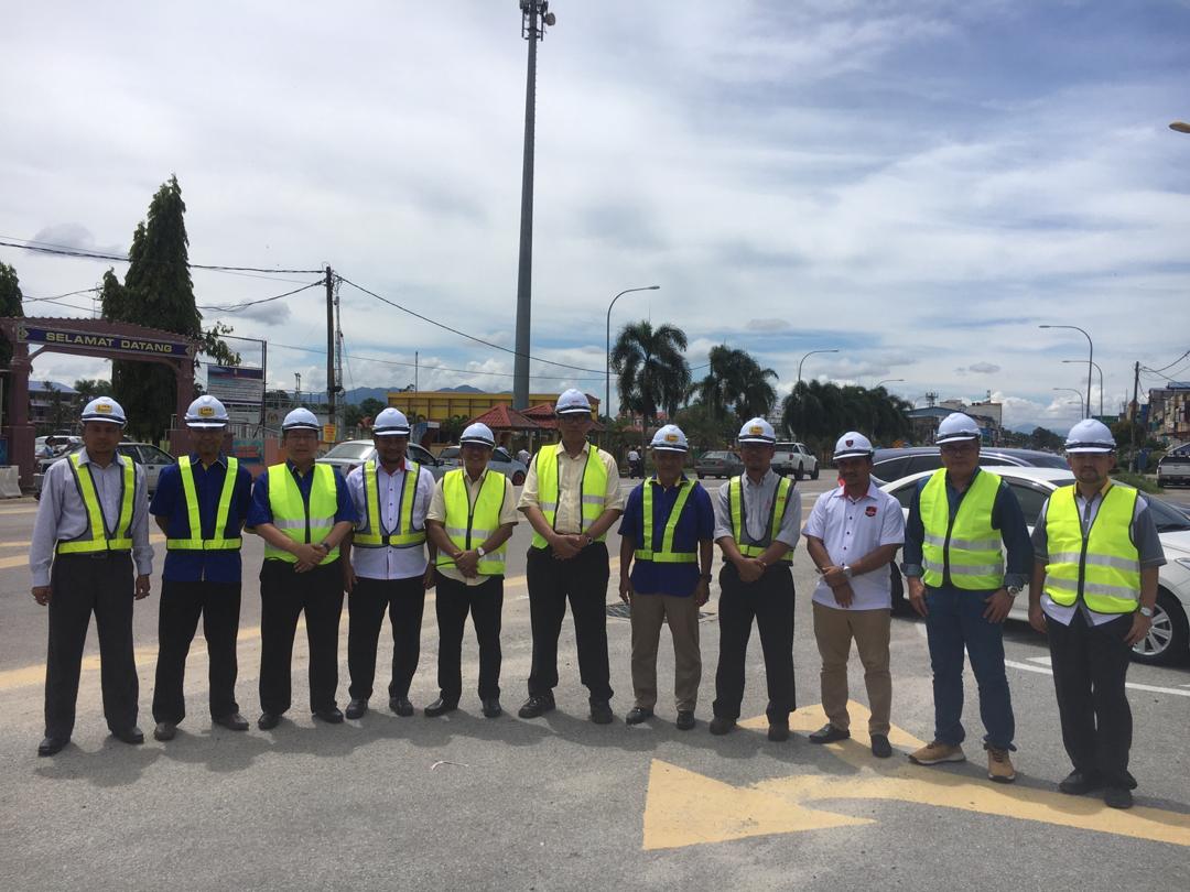 Lawatan kerja TKPKR Sektor Infra  Ir. Hj. <a href="/Zulakmal8/">zulakmal</a>, PKCJ Datuk Ir. <a href="/RuslanAbdAziz/">Ir Ruslan Abdul Aziz</a> dan pasukan JKR ke Projek Membina Elevated T-Junction Tanah Merah bagi memantau pelaksanaan dan prestasi semasa projek.

<a href="/CawJalanJKR/">Cawangan Jalan JKR Malaysia</a>