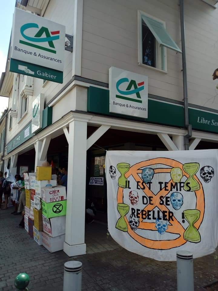 Action contre le crédit agricole sur la ville de Saint-Leu. 50 personnes mobilisées!