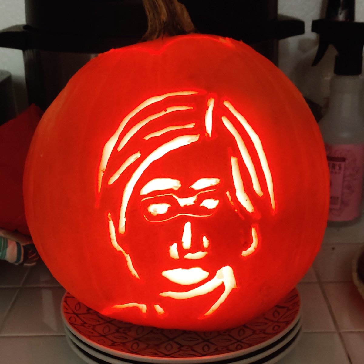 fransOfPineNuts's tweet image. @crookedmedia @jonlovett @jonfavs @ewarren  did y&apos;all have your #Spooktacle of a crooked pumpkin carving party?! I just carved my #Warren2020 pump!
