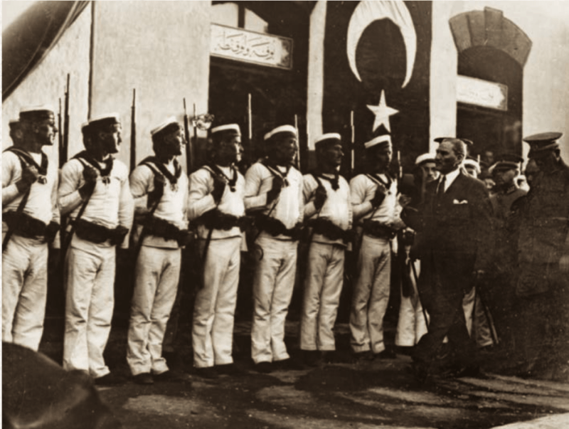 Cumhurbaşkanı Gazi Mustafa Kemal Paşa (Atatürk), 14 Temmuz 1927 tarihinde Büyükada’da denizciler tarafından karşılanıyor.