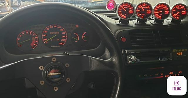 "Kyah kyah! Pem pang gas." Moved the shift light for a better view of that Spoon gauge logo. 👀

#spoonsports #pivot #defi #honda #hondacivic #civictyper #civic #typer #integra #hatchback #eg6 #ek9 #hondatech #bseriesonly #vtec #vtec_showoff #vtec_society #vtec_lab #strictly_…