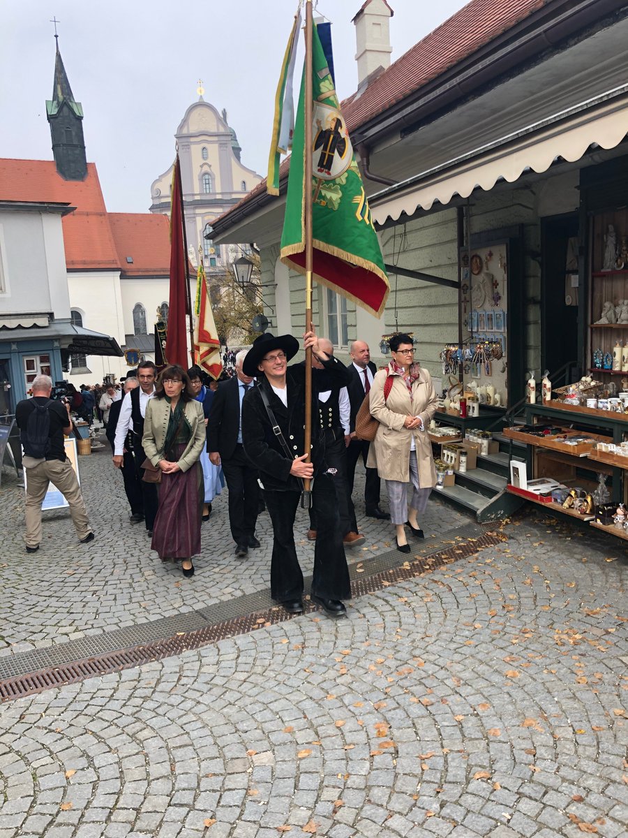 digiholz's tweet photo. Schön wars in Altötting beim Verbandstag der Zimmerer 2019! Vielen Dank für die gute Organisation, die guten Gespräche und das interessante und besondere Programm am Samstag!
#zimmerer #bayern #zimmererklatsch #innug #holzbau #handwerk #holz #zimmerei #lustaufhandwerk #timmy https://t.co/ZsRb6fW7os