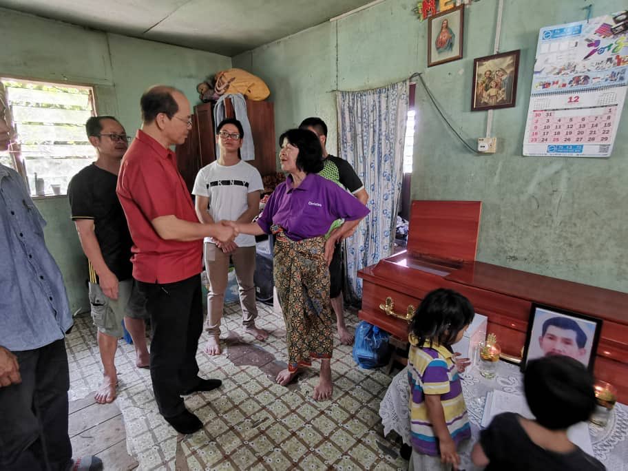 madiustangau's tweet photo. My @TuaranMP170 Service Centre received at least 4 notifications of death today, and I manage to visit one of them the late Francis Duasin Lingkong of Kg. Kotunuan Lama. I send representatives to visit the other 3. #herewithyou #SabahLeaders ⁦@UPKOMalaysia⁩ ⁦ https://t.co/ppun3jdJph