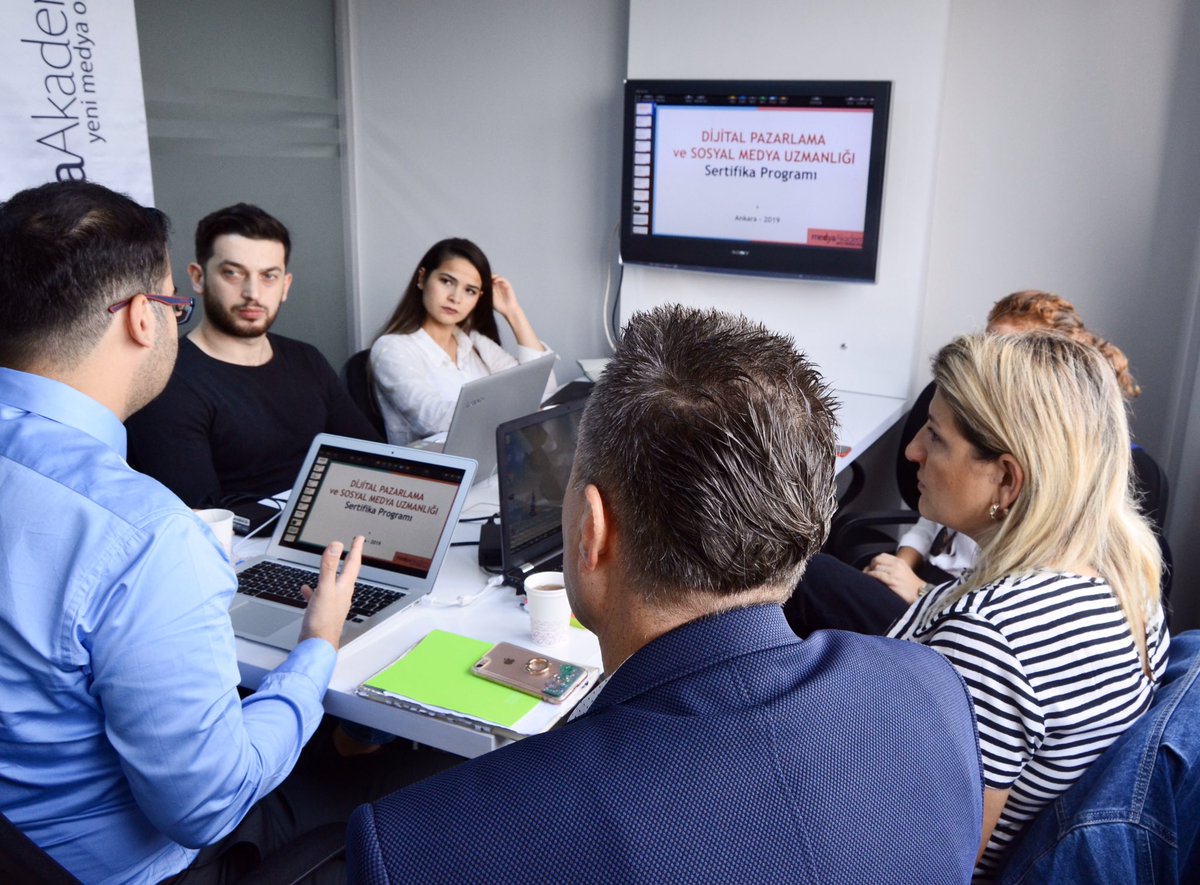 medya_akademi's tweet photo. #MedyaAkademi #İzmir Şubemizde 4. #DijitalPazarlama ve #SosyalMedya Uzmanlığı seminer programımız @OkanYuksel koordinatörlüğünde devam ediyor. https://t.co/XYei40wLMm