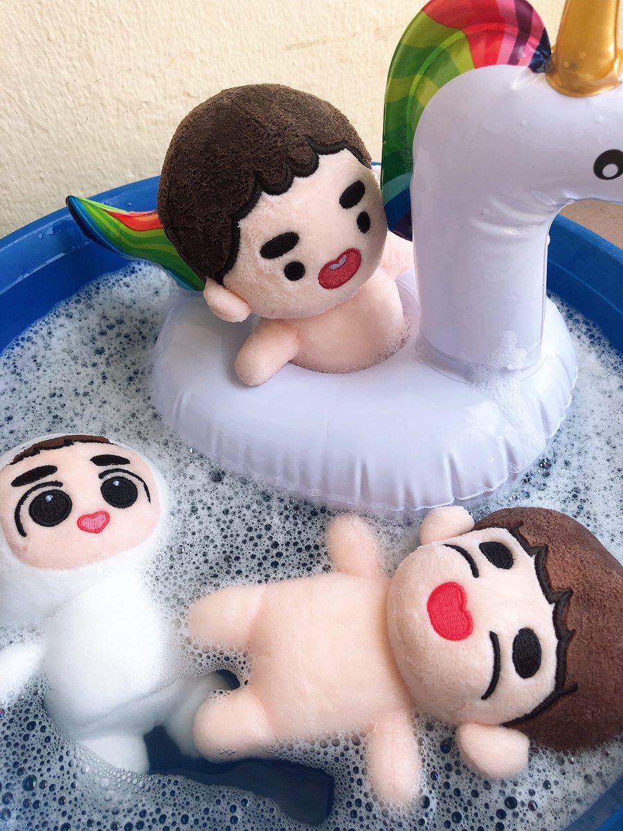 SOOshi_12's tweet photo. เที่ยวกลับมาแล้วก็ได้เวลาเล่นน้ำกันแล้วค้าบบบ
เปื้อนใบไม้ใบหญ้า ก้อนหินก้อนดินมาเยอะเหลือเกิน 🤣 

#Kyungsoo #Bbolamb #Dyokong #Bbangddu https://t.co/Lbo8gFSQcV