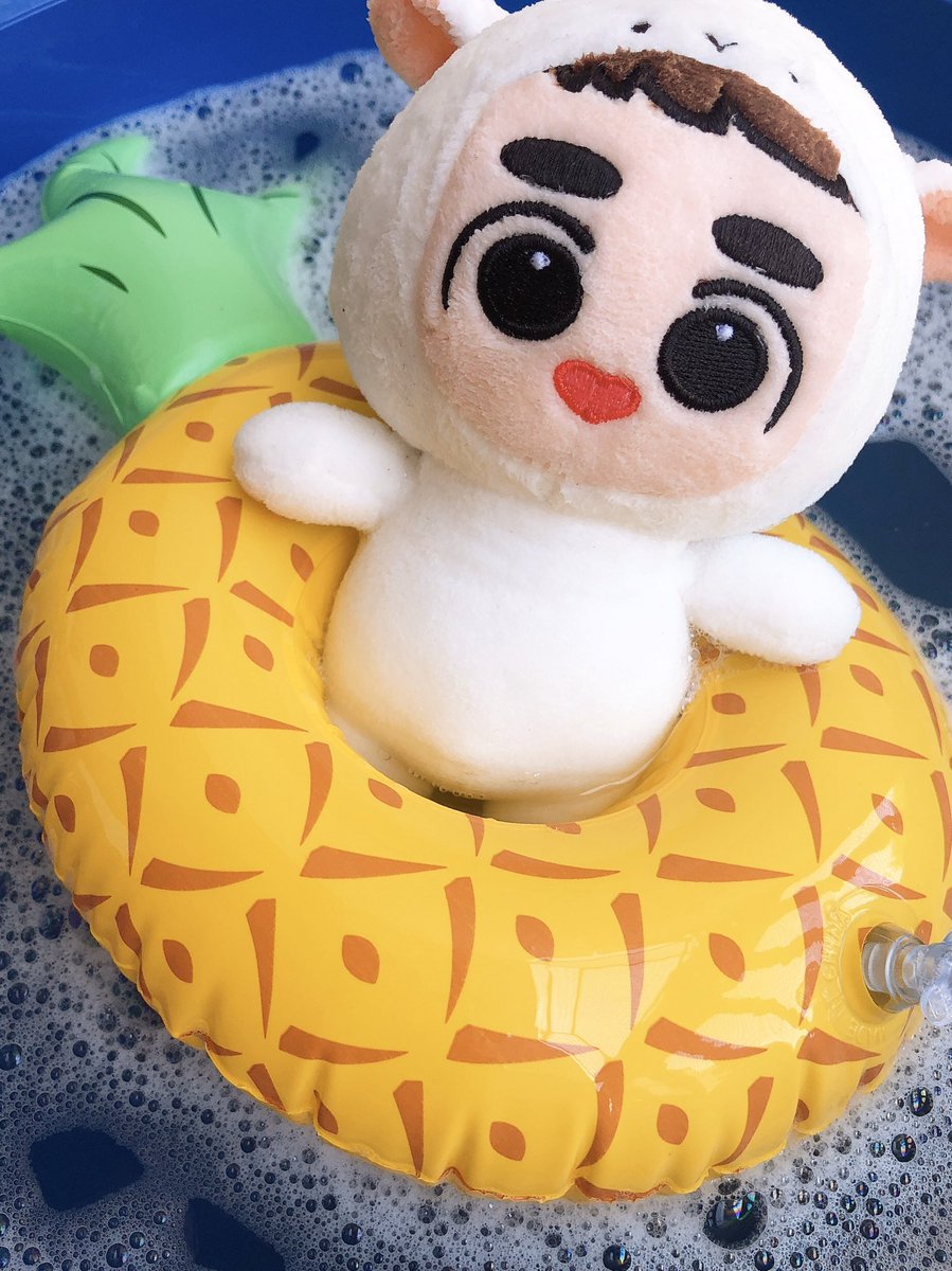 SOOshi_12's tweet photo. เที่ยวกลับมาแล้วก็ได้เวลาเล่นน้ำกันแล้วค้าบบบ
เปื้อนใบไม้ใบหญ้า ก้อนหินก้อนดินมาเยอะเหลือเกิน 🤣 

#Kyungsoo #Bbolamb #Dyokong #Bbangddu https://t.co/Lbo8gFSQcV