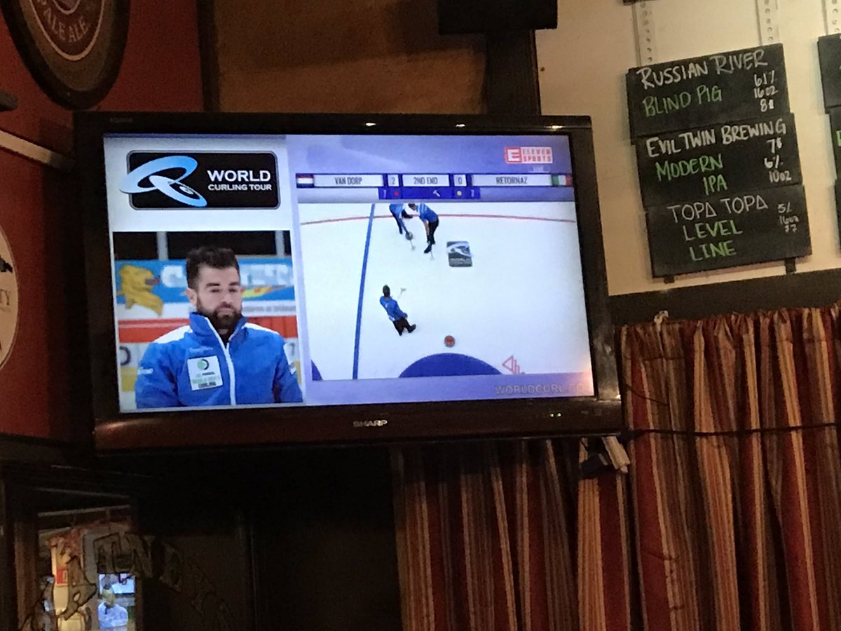 curlsd's tweet image. LOOK WHAT’S ON TV AT THE BAR!!! 
Unfortunately kitchen closed at midnight so no fries tonight 😭😭😭 
#broomstacking #ChamperyMasters #curling