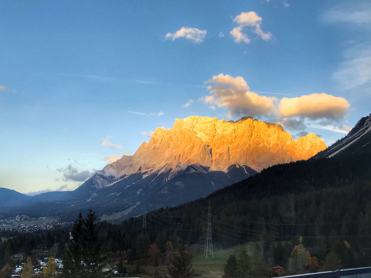 svendevertz's tweet photo. Das war das #REDc19 in Bieberwier am Fuße der #Zugspitze. Gute Themen rund um Technik, PMS, Schnittstellen und natürlich #Revenuemanagement! #newKidInTown herzlichen Glückwunsch zu dem gelungenen Camp und wir sehen uns nächstes Jahr #keepteam #FSC20 in Bremerhaven 😉 #salesrockt https://t.co/DI7tZpi7yj