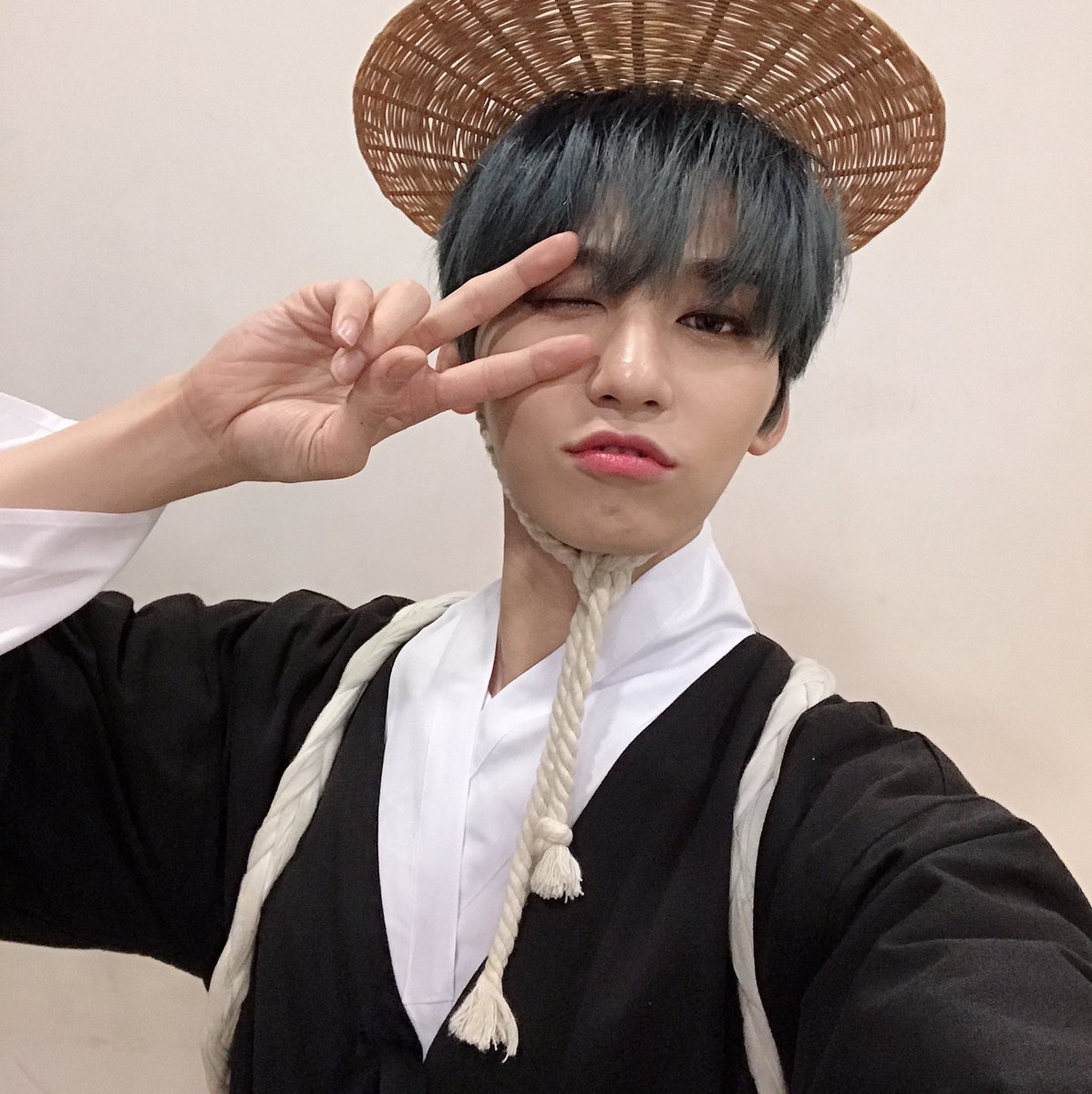 SpainONEUSWE's tweet photo. @official_ONEUS [TRAD ESP]

[#KEONHEE]

Vengo del pasado a vender cds.
Por favor comprad mucho el 3r Mini Album [Fly With Us] de Hana Uri.
Voy a vender cds ahora. Debería ir yendo.

#ONEUS

cr eng oneus_trans https://t.co/40vUgbR9cN
