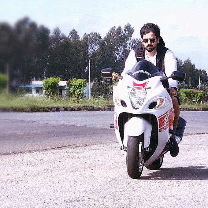 rahulsalanke145's tweet photo. Do not look back. You're not going that way...

#suzukihayabusa #biker #passion #SundayMorning #ride https://t.co/HUGE2K5p8F