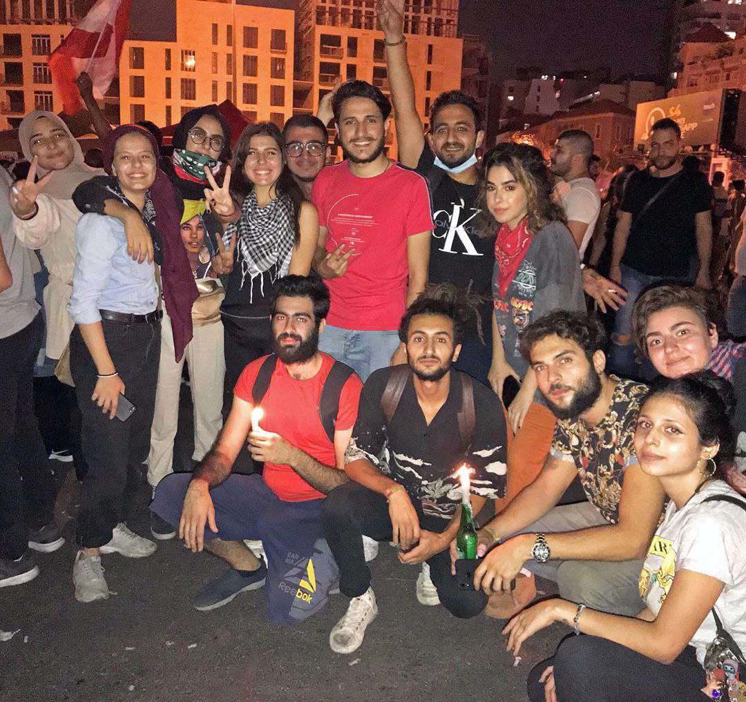 vahidhdi's tweet photo. می‌دانید چرا لبنان برای یک مالیات کوچک اعتراض می‌کند؟
محجبه، بی‌حجاب، متدین، حزب‌اللهی، غیرحزب‌اللهی، خودی، غیرخودی، نخودی و غیره ندارد، همه با هم برای حقوقش‌شان درکنار هم هستند، با نفرت به هم نگاه نمی‌کنند https://t.co/8WF5Mze3nV