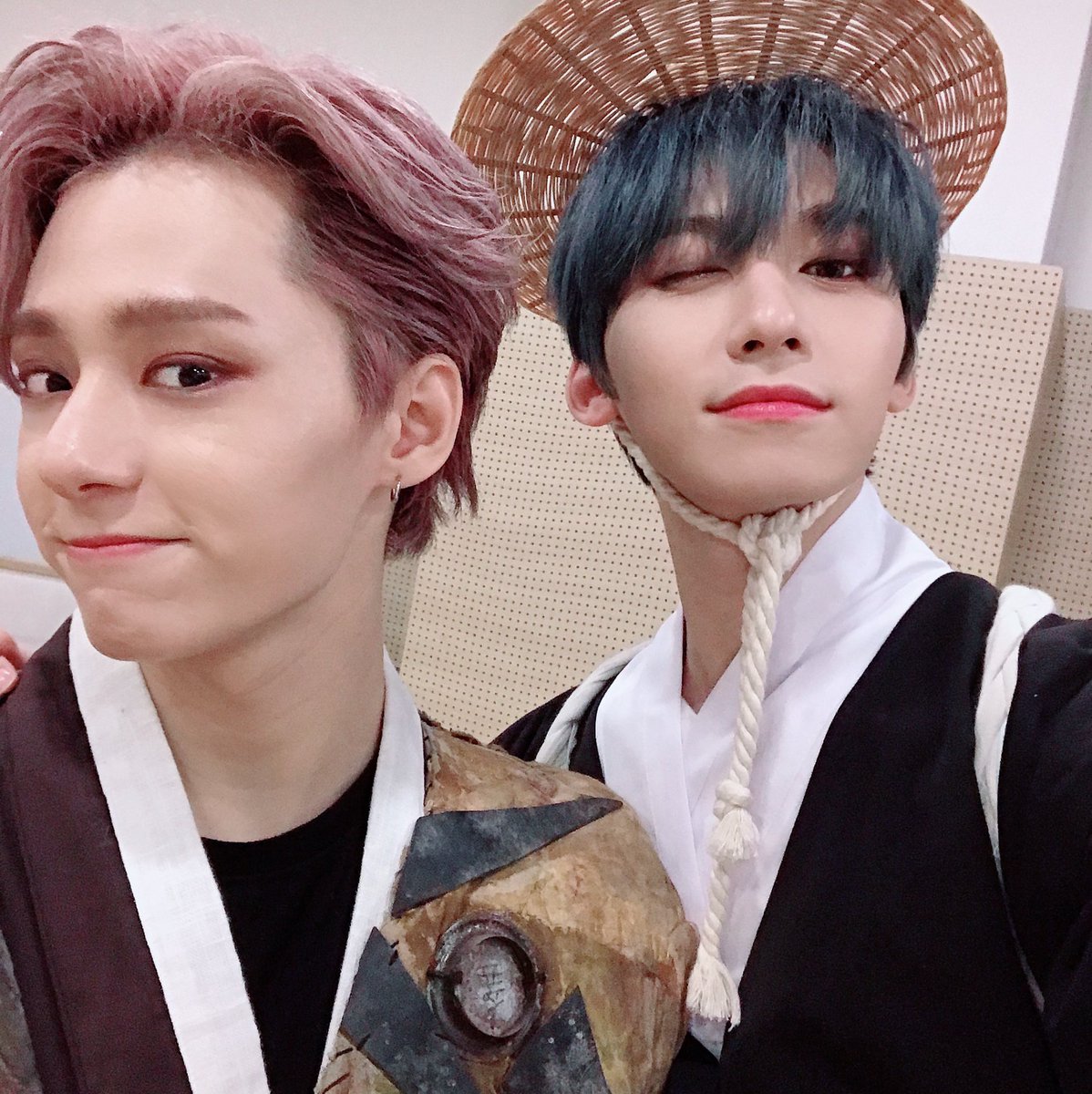 SpainONEUSWE's tweet photo. @official_ONEUS [TRAD ESP]

[#KEONHEE]

Subiendo fotos con mis amigos en mi vida anterior 😆💕

#ONEUS #SEOHO #HWANWOONG

cr eng oneus_trans https://t.co/0XAQyOHUDB
