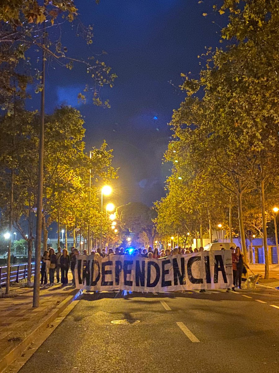 cdr_cambrils's tweet photo. 18 manifestants segrestades a diferents presons aquesta setmana, 9 aquest dissabte. Ahir a #Cambrils vam anar fins la caserna de la G.civil i la dels mossos a dir-los que ja n'hi ha PROU!! 

Us volem a casa companyes!!!
@CDRCampTGN
#BuchDimissio #ForaLesForcesDOcupacio https://t.co/h9Lfuo6snr
