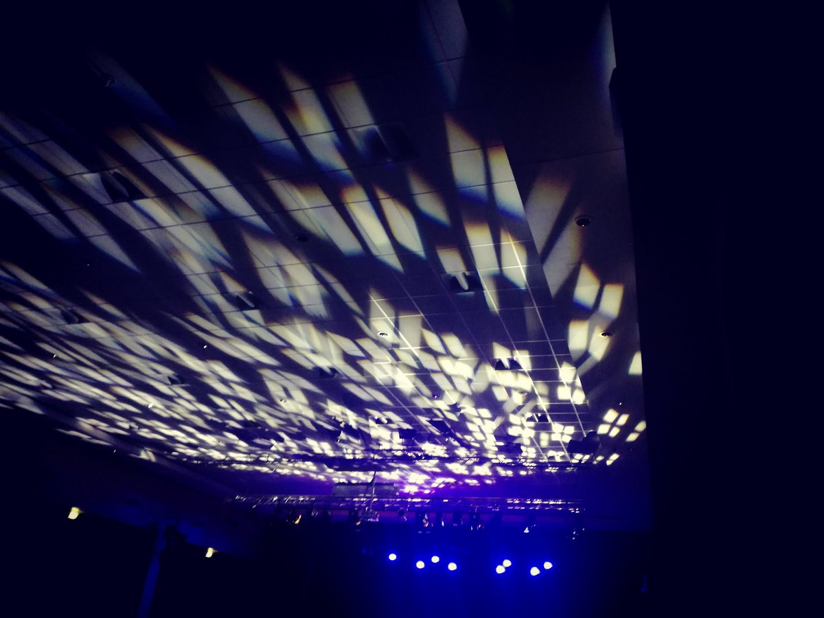fbsz412's tweet photo. Ein ganz wunderbarer Abend mit vermittelnden Texten, Liedern mit Tiefgang, Denkanstößen und für den ein oder anderen wachrüttelnd! Chapeau und merci f. diesen einzigartigen Abend #maybebop #Frankfurt  #ziel:los #Herzensangelegenheit #liedvomnichtverstehen im Afterglow, extra 😘 https://t.co/Qg4wEuzjiK