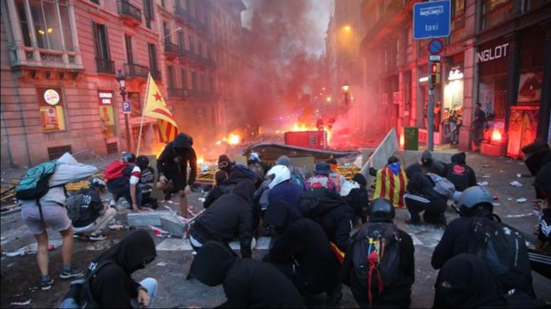 Alien_Tuitero's tweet photo. #FAQSkeepcalmTV3 #FAQSTV3
Aquests no són "els nostres fills universitaris frustrats, pacifics i maltractats per la policia". https://t.co/jf9uqRvWrH