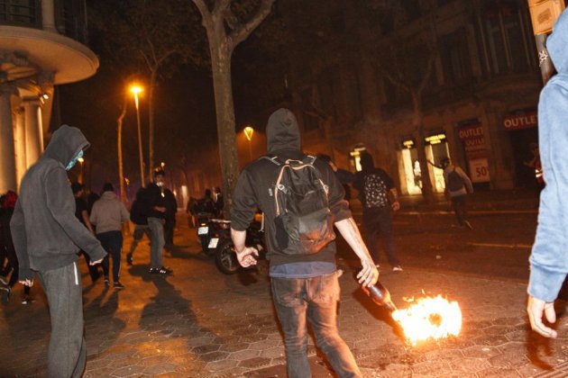 Alien_Tuitero's tweet photo. #FAQSkeepcalmTV3 #FAQSTV3
Aquests no són "els nostres fills universitaris frustrats, pacifics i maltractats per la policia". https://t.co/jf9uqRvWrH