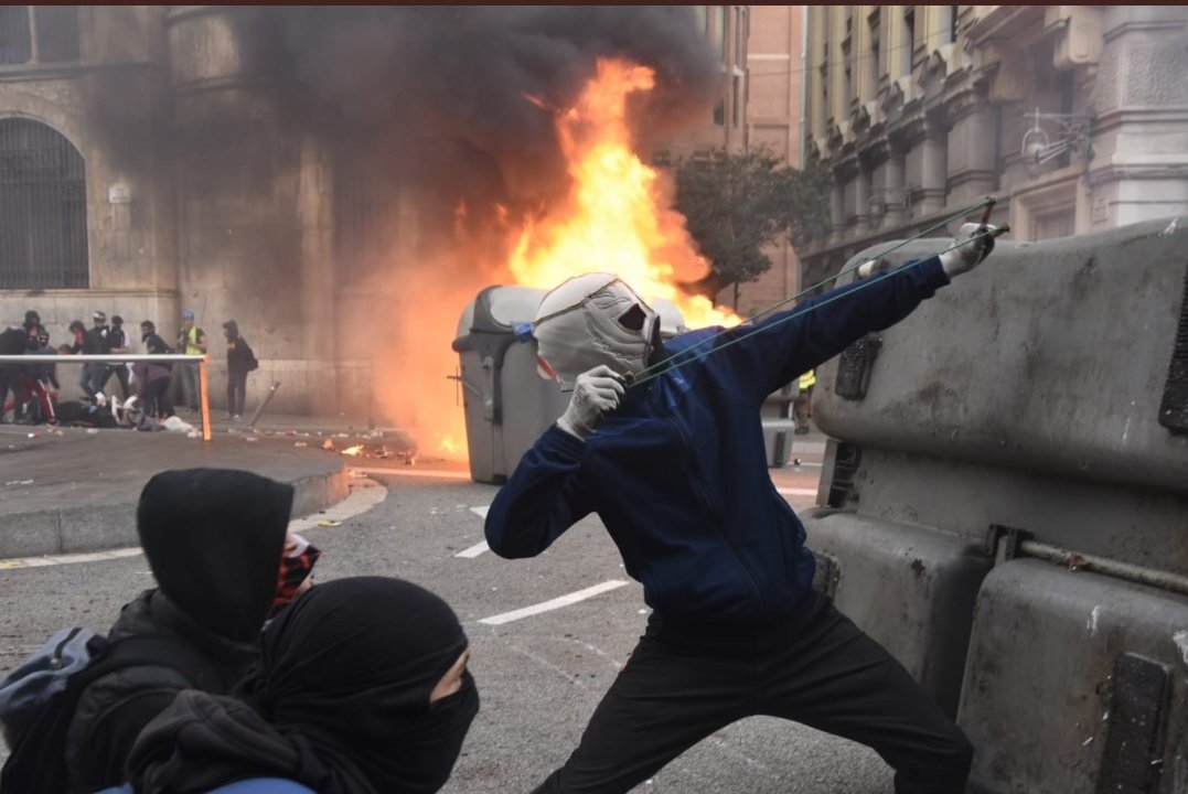 Alien_Tuitero's tweet photo. #FAQSkeepcalmTV3 #FAQSTV3
Aquests no són "els nostres fills universitaris frustrats, pacifics i maltractats per la policia". https://t.co/jf9uqRvWrH