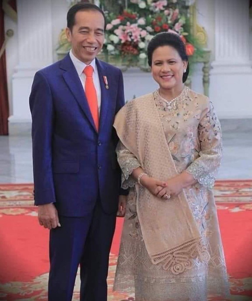 Nu2nkRcc's tweet photo. suka banget ama baju bu iriana
#CongratsJokowiMarufAmin #JokowiPresidenRI #JokowiMaruf2019 https://t.co/xYSLaLL3kQ