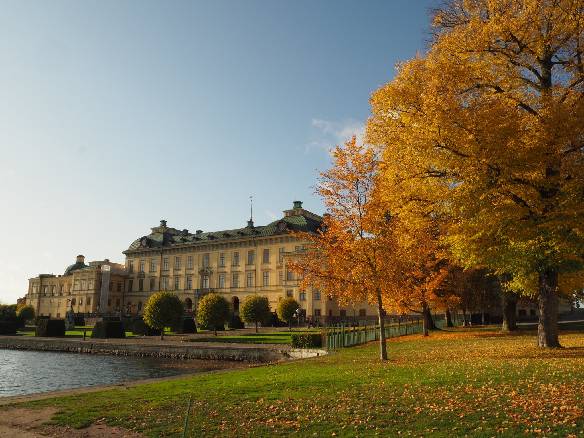 おーち スウェーデン一人旅 2日目 ドロットニングホルム宮殿とその庭園の紅葉が見たことないレベルで綺麗だった ストックホルムの夜景も綺麗すぎる T Co Ioc3n4lqib Twitter