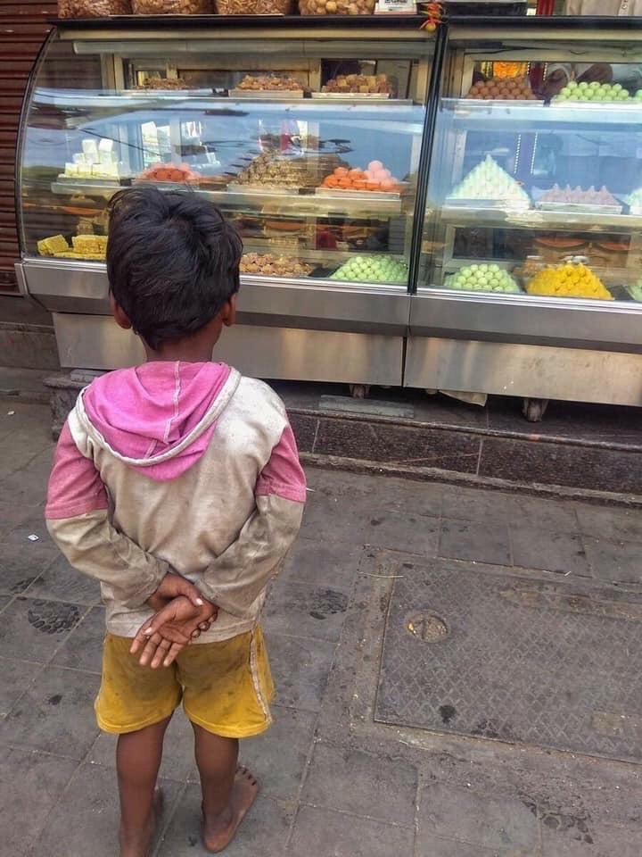 UdaaanAasmaTak's tweet photo. वो राम का लड्डू भी खाता है , वो रहीम की खीर भी खाता है, वो भूखा है साहब उसे कहां मज़हब समझ आता है!
#udaaan_aasma_tak
#a_unit_of_shining_buds_foundations
#SundayThoughts
#hungry
#wantfood
#poverty
#Eating
#foodlovers
#SpreadLove https://t.co/HQAlLcQxw3