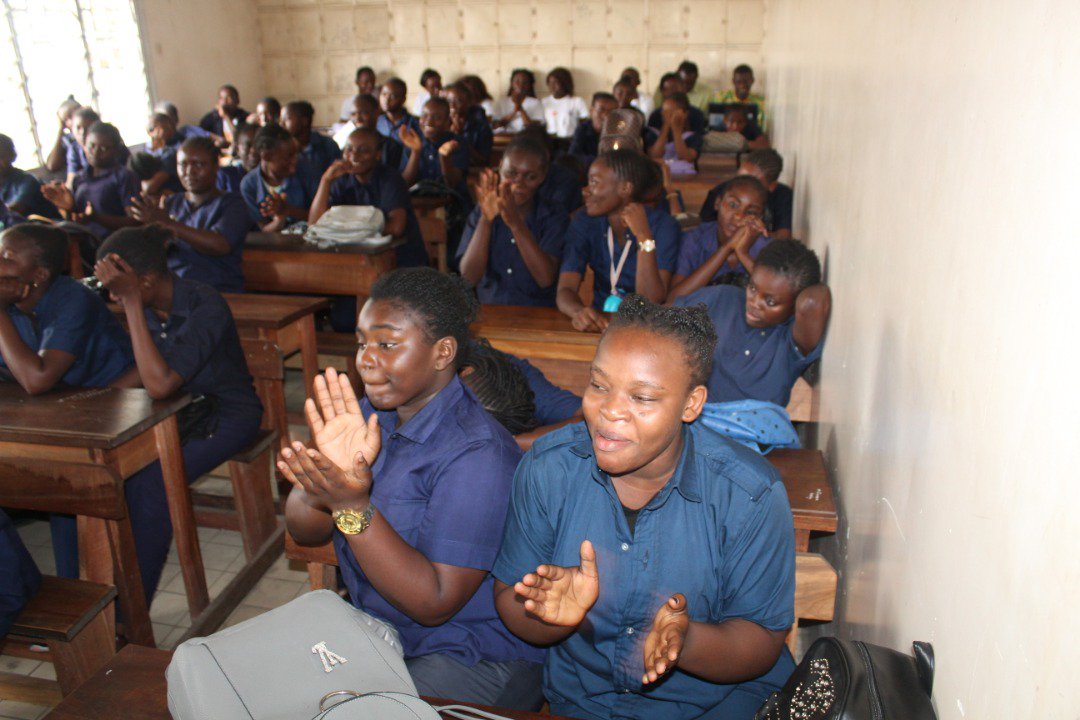 russel_yann's tweet photo. #ChezBisoAPonton
Célébration de la journée internationale de la jeune fille avec les filles du lycée commercial de l'OCH. "Moi, l'amour et les garçons": confiance et estime de soi et des autres.
#SexualEdcation4Girls
#ElimuEducates
@OkokoOwen @gabie_seinzor @GemGoma https://t.co/gnmMIFyTzt
