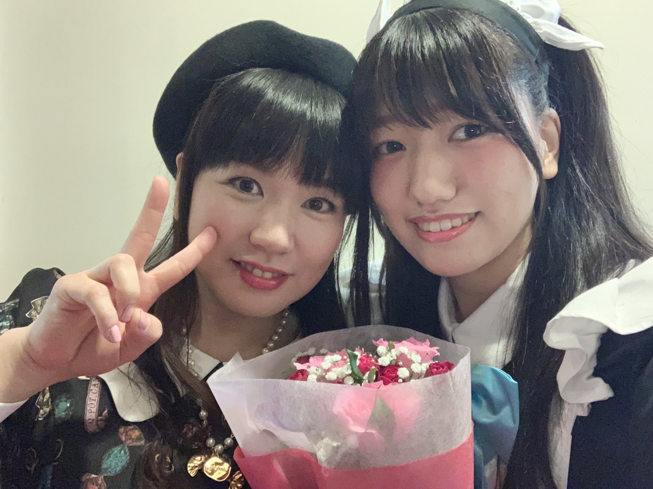 井上ほの花 セブンティーンズメイドカフェ昼の部ありがとうございました ぬかるみました ハチナイの曲ぬかるみを歌わせていただきました ゲストの野川さくらさんともお写真撮らせていただきウキャッってなったよ 夜の部もよろしくお願いいたし