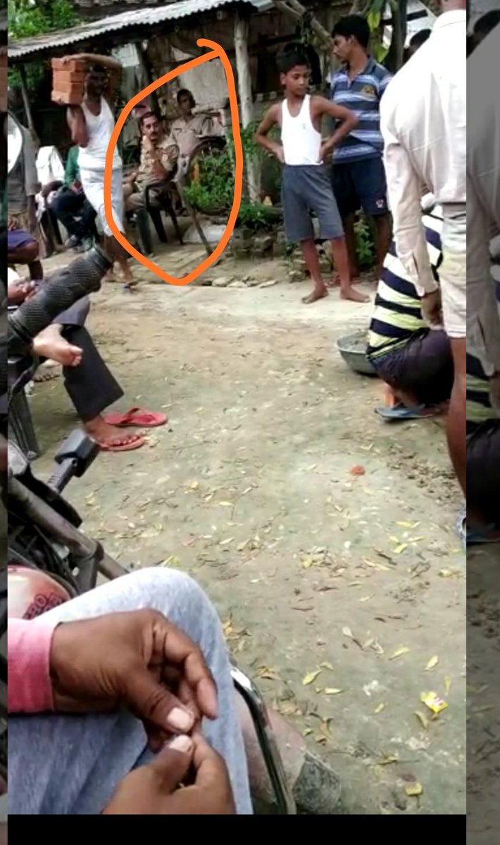 JiteshVishwaka5's tweet photo. आज भी यूपी में गुंडाराज अपने चरम सीमा पर है कोर्ट का फैसला मात्र एक कागज का टुकड़ा रह गया है जिस तरह से मेरे नेटिव प्लेस पे जबर्दस्ती आज घर के सामने पुलिस और गॉव के कुछ गुंडों द्वारा कब्जा कराया जा रहा है । @myogiadityanath
 @up100 @azamgarhpolice @Uppolice @Nirahua_DYadav https://t.co/QXf9BGu4qm