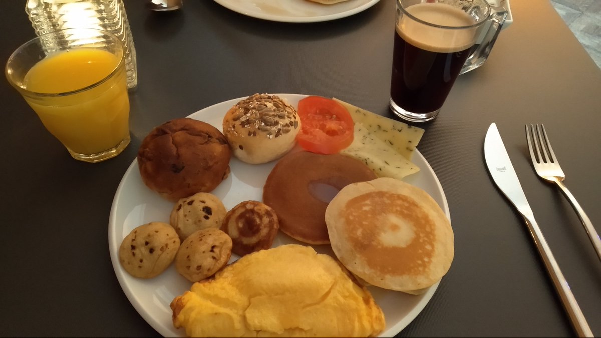 MrMasonWolf's tweet photo. Having breakfast at my hotel in the Netherlands after the #DFD3 with my bf @SergalSky. 💚🇳🇱 https://t.co/iAer9UQH0Z
