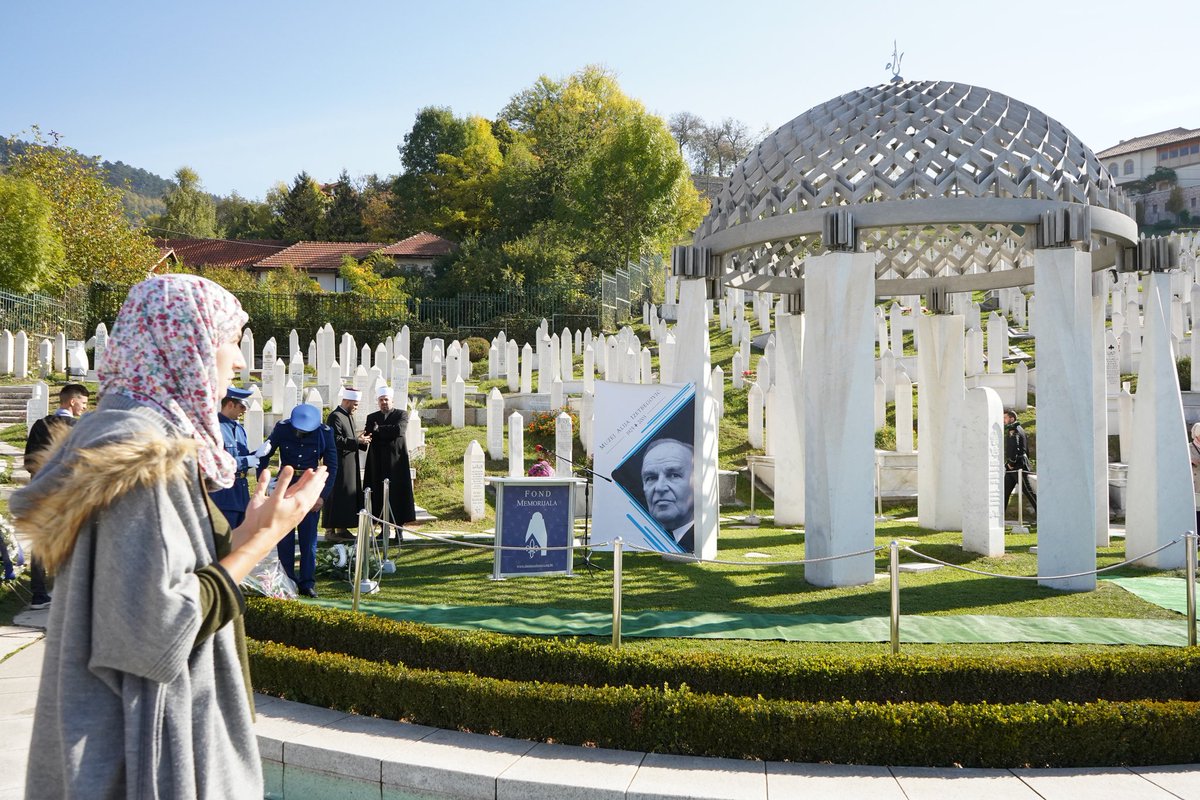 Liderimiz rahmetli Aliya Izetbegovic'i dun mezarinda andik. 

Gonul isterki yildonumleri disinda da daha fazla hatirlayalim, analim, onun dediklerini yazdiklarini aklimizda bulunduralim. 

Oyle olmasi icin de daha fazla calisacagiz.