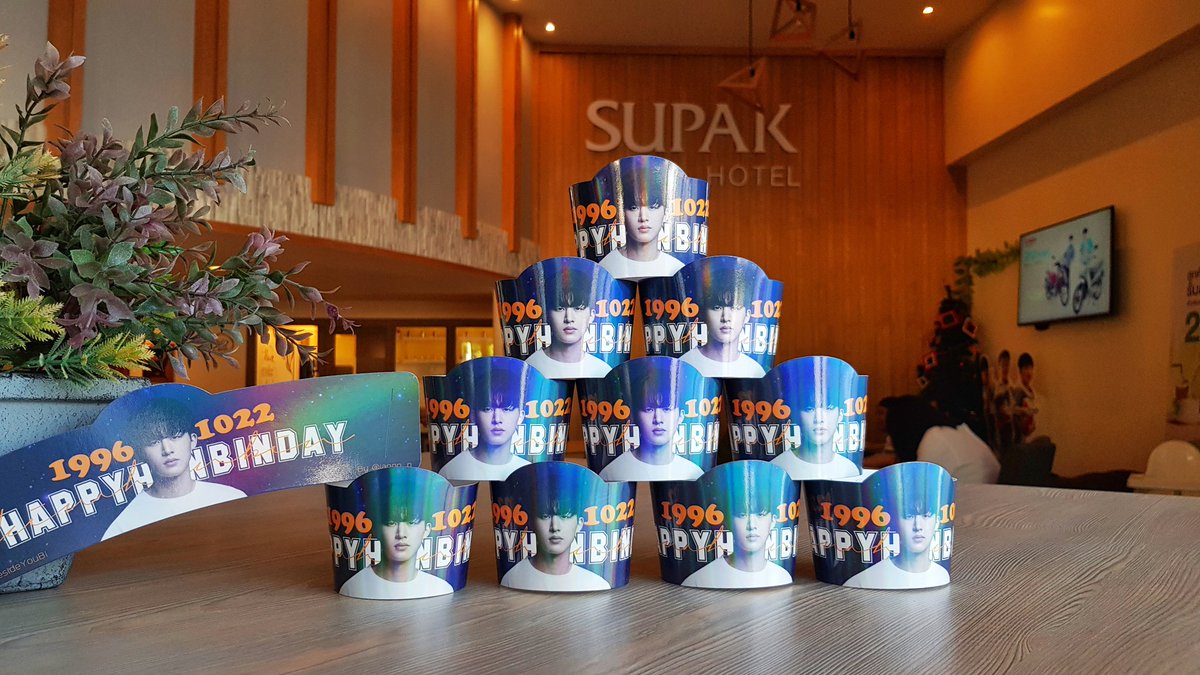 cafedesupak's tweet photo. ★ 𝑯𝒂𝒑𝒑𝒚 𝑯𝒂𝒏𝒃𝒊𝒏 𝑫𝒂𝒚 ★
#𝙰𝚕𝚠𝚊𝚢𝚜𝙱𝚎𝚜𝚒𝚍𝚎𝚈𝚘𝚞𝙱𝙸
#1022𝙷𝙰𝙱𝙸𝙽𝙳𝙰𝚈
📆 22/10/19 - Out of Stock
📍@cafedesupak - Kalasin
ซื้อเครื่องดื่มเย็น1แก้วหรือไอศครีมซอร์ฟเสริฟ1แก้ว รับฟรีปลอกแก้ว1 ชิ้น
#HappyHanbinDay #KIMHANBIN #Bloom131Way #Happy131Day https://t.co/9up45aLmue