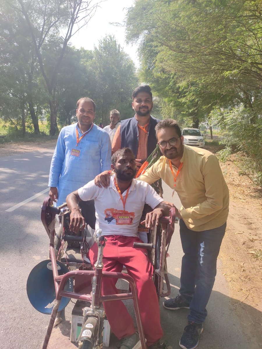 RashivGupta's tweet photo. #apnamodi #apnamanohar टीम के साथ @narendramodi जी की सिरसा रैली के कुछ भव्य दृश्य। टीम के अद्भुत उत्साह से ये तो साफ है कि #manoharsarkar ने अपना परचम प्रदेश ही नही लोगो के दिलो में भी फैरा दिया है।
@mlkhattar @cmohry @AmitShah 
#HaryanaAssemblyPolls 
#HaryanaVoteforHonesty https://t.co/BfMXijxDba