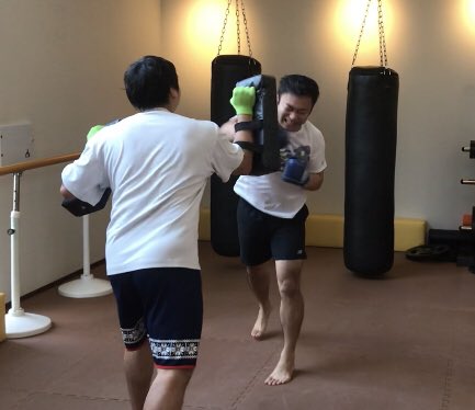 nao_kick's tweet photo. 友人の経営する整骨院グループ「(株)マーサメディカル」スタッフでNAOKICKS。
社内のイベントと重なって参加人数は少なめだったけど、仕事の現場での上下関係を超えた素晴らしいコミュニケーションワークになりました。
#NAOKICKS
#STUDIOSYNC
#BODYMAKER https://t.co/GuVceEt2RM