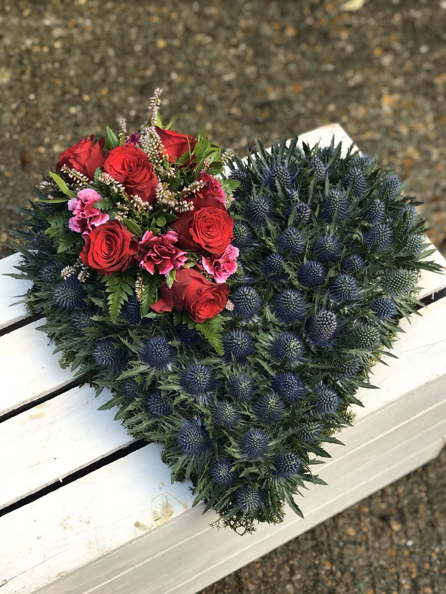 Raysflorist's tweet photo. 𝔹𝕖𝕒𝕦𝕥𝕚𝕗𝕦𝕝 𝔼𝕣𝕪𝕟𝕘𝕚𝕦𝕞 𝕙𝕖𝕒𝕣𝕥 💙 𝕔𝕣𝕖𝕒𝕥𝕖𝕕 𝕓𝕪 ℕ𝕒𝕥𝕒𝕝𝕚𝕖 🌿
#eryngium #thistle #heart #raysflorist #ash #surrey #florist #creative #floristwindow #tribute #rose #underthefloralspell https://t.co/DgkJd3xdht