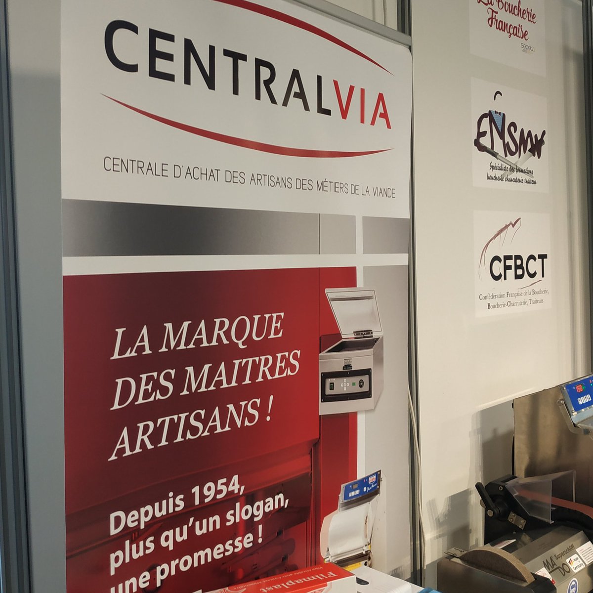 confboucherie's tweet photo. #Serbotel2019 : du 20 au 23 octobre, rendez-vous sur le stand de la Maison de la Boucherie (stand n° 622) au parc des expositions de Nantes, grand palais.
Venez rencontrer les équipes de la @confboucherie et de l'#ENSMV et découvrir le matériel de #SEPETA et #CENTRALVIA 👍🥩 https://t.co/gIvRQOSA5j