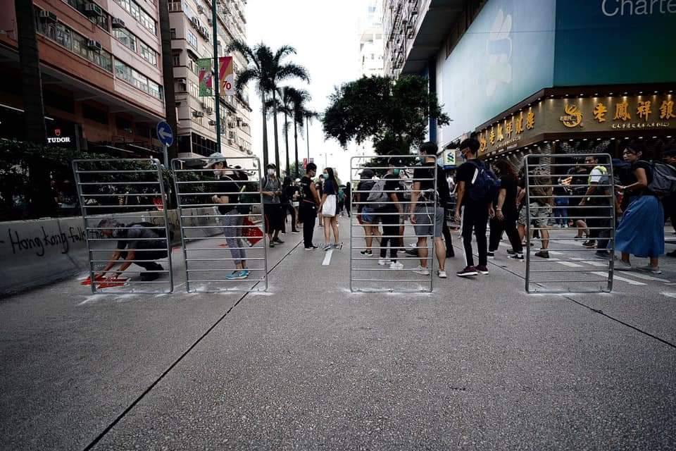 dZnJUCdo4FlZqgd's tweet photo. 【香港人又進化啦🔝】 

有手足用俗稱「爆炸螺絲」，將路旁拆出的鐵欄，鎖死於馬路上作為路障！💥🔩

#香港人反抗 #五大訴求缺一不可

============ https://t.co/v5fmCtfUaQ