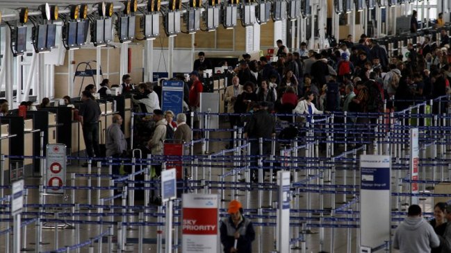 Cooperativa's tweet photo. Aerolíneas cancelan y reprograman vuelos por el #ToqueDeQueda en Santiago #CooperativaToque https://t.co/ODVT6lOBBB https://t.co/KQnHLCpeau