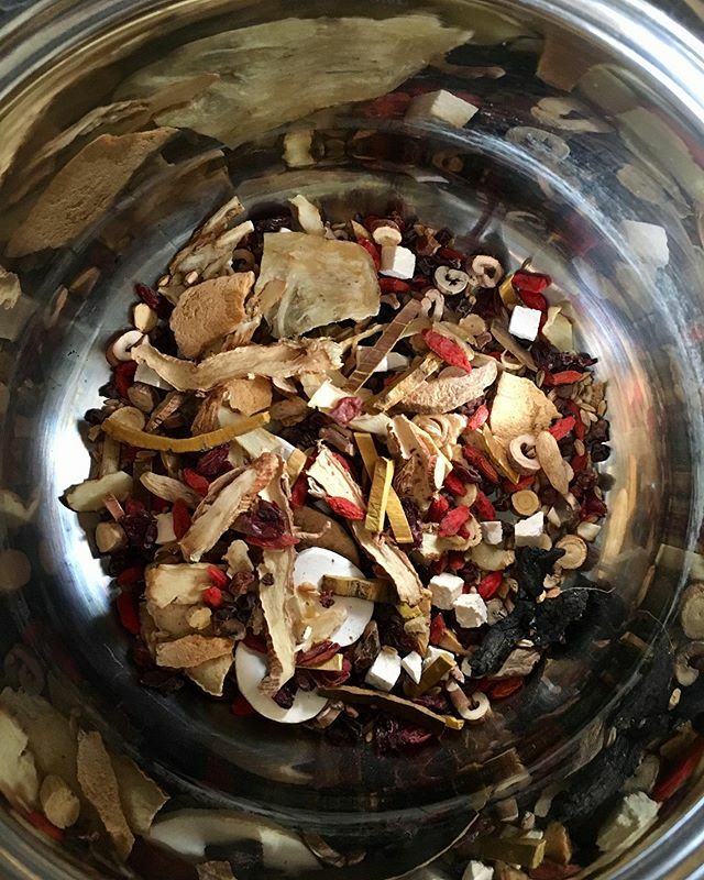FoodandChi's tweet image. Chinese medicinal tea to get the right Chi going 💮 #chiflow #qiflow #chineseherbs #chinesemedicinalherbs #tcm #traditionalchinesemedicine #chi #qi #naturalhealing #acumedic #acupunture #alternativemedicine #fff #positivevibes #energyflow #weareallene… ift.tt/2VXpP6o