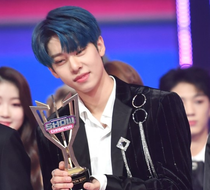 kdh_words2's tweet photo. 191016 뉴스엔/OSEN MBC 뮤직 쇼챔피언 1위
#AB6IX2ndWin #BLINDFORLOVE2ndWin
#AB6IX #에이비식스 #김동현 표정...😢 https://t.co/mtiWflPEAA
