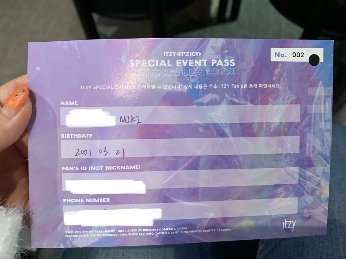イェラフ スペシャルイベント楽しみすぎる くじ引いて17番で前から2列目はツいてる最高 そして座席に一人二箱のオレオ のプレゼント笑 オレオと韓国語の末長くを掛けて末長く私たち一緒にいようね Itzy Midzyっていうダジャレ付きで
