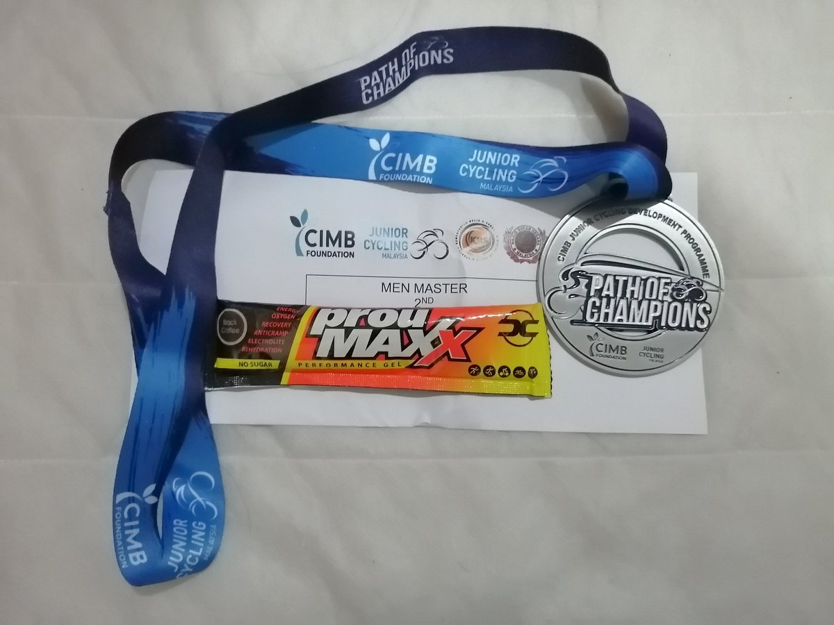 bujoee1's tweet photo. " J.C.M R.A.C.E P.U.T.R.A.J.A.Y.A "
° Mengambil kesempatan di atas kesulitan..
° Ranking 1-2-3 photo finish
° Big thanks to @hongct for special Jersey #govegan #lokka #gogreen
° Thanks to #velotoze #velotozesocks #velotozeglove #xtcool #xtcoolcream #sobslegwormer #proumaxx https://t.co/icAo4riZRi