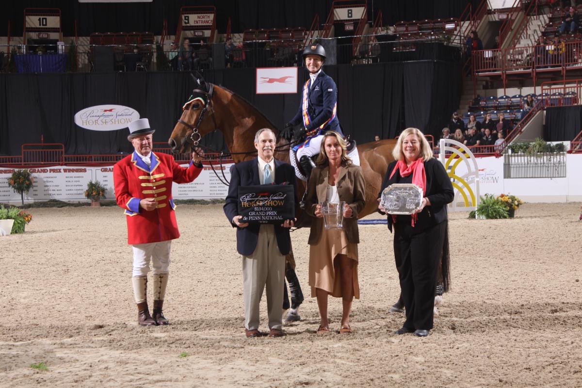 A big congratulations on the exciting win! Molly Ashe Cawley Takes Top Honors in the $134,000 Grand Prix de Penn National at the 2019 PA National Horse Show! conta.cc/2J3LUv2
#PNHS2019 #Hbg